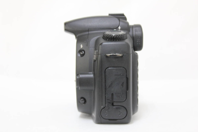 Máy ảnh Canon EOS 20D Cosina 19-35mm F3.5-4.5 MC